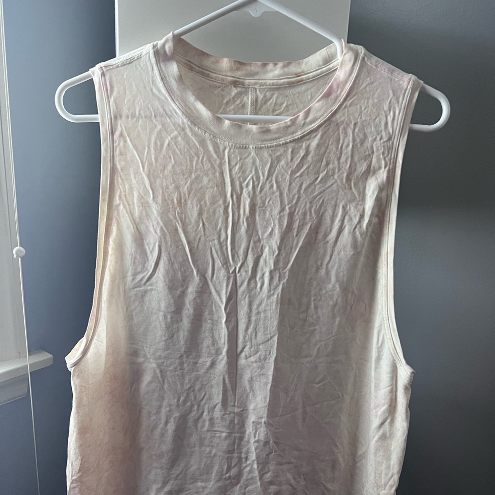 Lululemon T-shirt comfortable fitting, sleeveless. Size 8